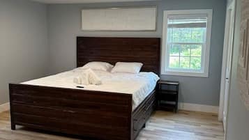 4 bedrooms, desk, iron/ironing board, free WiFi