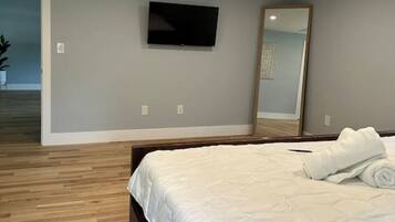 4 slaapkamers, een bureau, een strijkplank/strijkijzer, gratis wifi