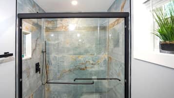 SĂšche-cheveux, serviettes fournies