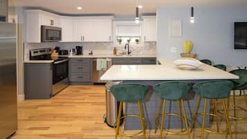 Frigorifero, microonde, forno, piano cottura