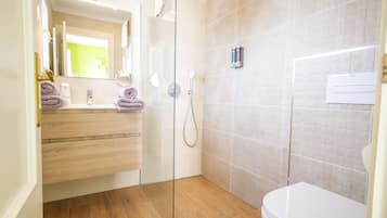 Deluxe Double or Twin Room, 1 Bedroom, Non Smoking, Valley View | Bathroom | Hair dryer, towels, soap, shampoo