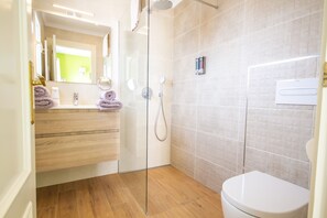 Deluxe kamer, 1 twee- of 2 eenpersoonsbedden, 1 slaapkamer, niet-roken, uitzicht op vallei | Badkamer | Een haardroger, handdoeken, zeep, shampoo