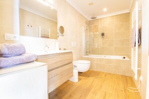 Deluxe Double or Twin Room, 1 Bedroom, Bathtub, Garden Area | Bathroom | Hair dryer, towels, soap, shampoo - Casa Lennisa (La Vall de Laguar)