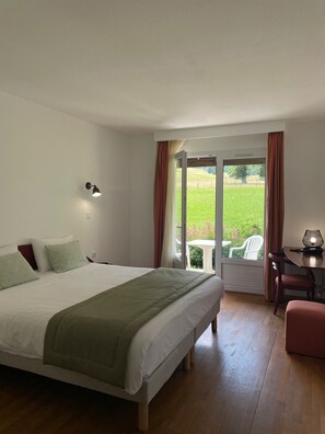 Habitación clásica doble, 1 cama de matrimonio grande | Escritorio, wifi gratis, ropa de cama