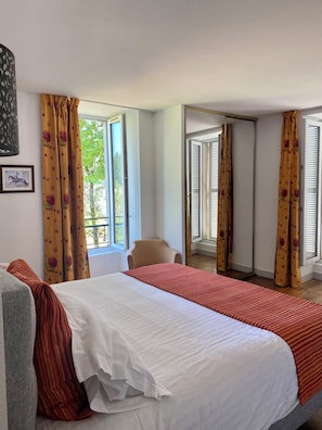 Superior Room | Desk, free WiFi, bed sheets - Hôtel La Châtelleraie (Saint-Etienne-de-Maurs)
