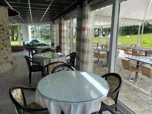 Tägliches Frühstücksbuffet gegen Gebühr