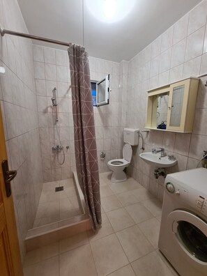 Douche, séchoir à cheveux, serviettes fournies