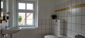 Haartrockner, Handtücher, Seife, Toilettenpapier