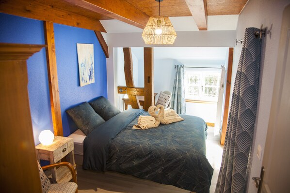 2 bedrooms, desk, iron/ironing board, travel crib