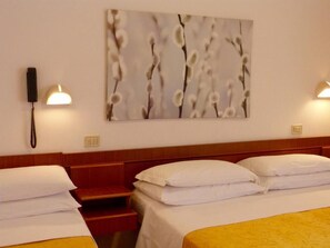 In-room safe, desk, soundproofing, travel cot - Hotel D'annunzio (Cattolica)