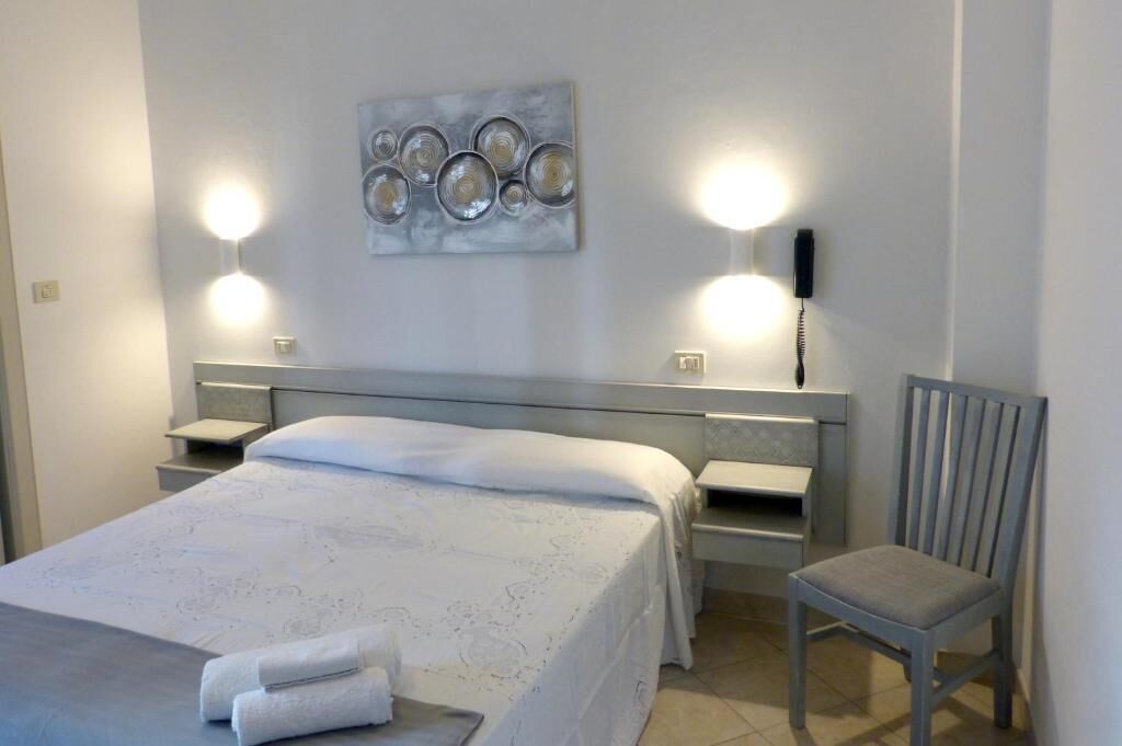 Zimmersafe, Schreibtisch, schallisolierte Zimmer, Reisekinderbett