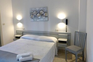 Cofres nos quartos, escrivaninha, quartos à prova de som