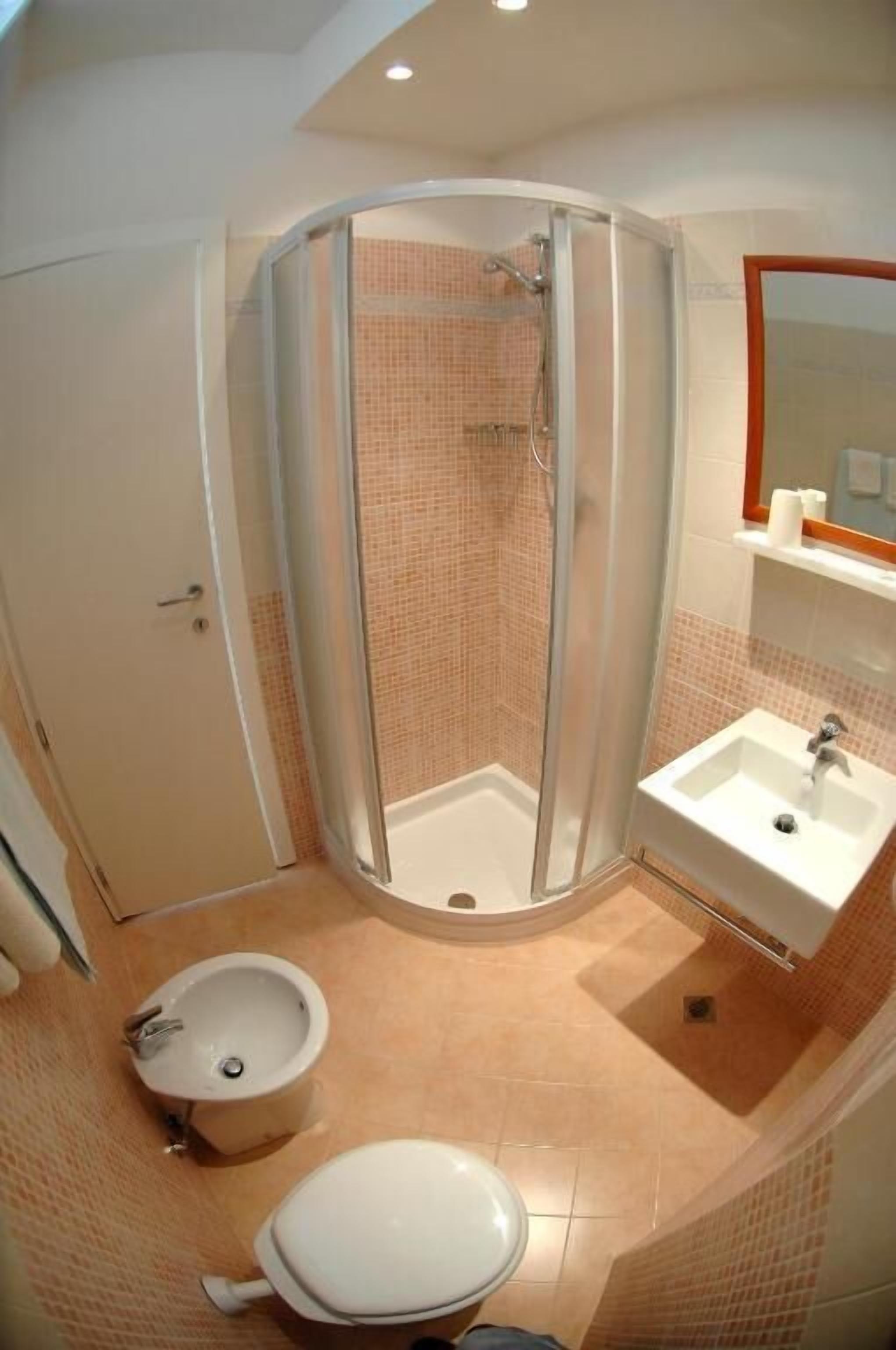 Een douche, gratis toiletartikelen, een bidet, handdoeken