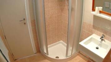 Een douche, gratis toiletartikelen, een bidet, handdoeken