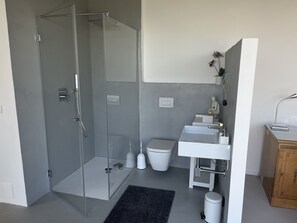Secador de pelo, bidet, toallas, jabón