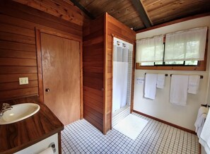 Shower, hair dryer, towels, soap - The Pacifica Inn/ The Volcano Room (Volcano)