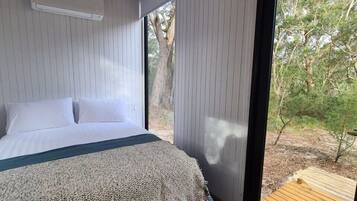 1 bedroom, bed sheets