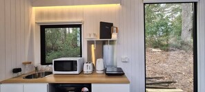 Geladeira, micro-ondas, cooktop, torradeira