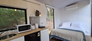 1 bedroom, bed sheets