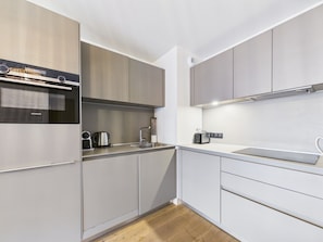 Kühlschrank, Mikrowelle, Geschirrspüler