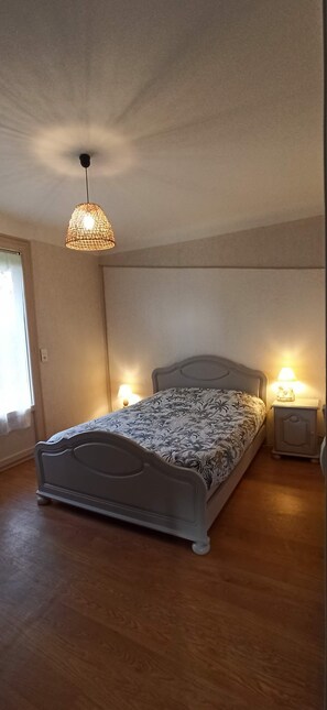 4 bedrooms, iron/ironing board, travel crib, free WiFi - Maison Familiale à 5 min du lac ! (Parentis-en-Born)