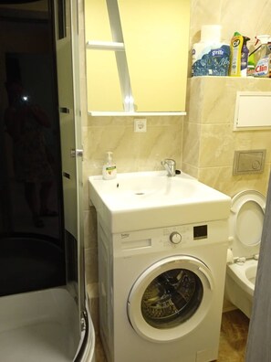 Douche, serviettes fournies, papier toilette
