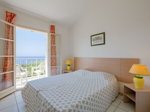 2 bedrooms, travel cot, WiFi, bed sheets