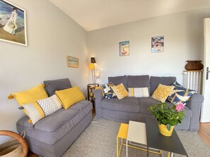 TV - Cozy T2 Apartment with Balcony, Parking near Beach & Pool - La Baule (La Baule)