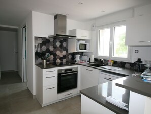 Kjøleskap, mikrobølgeovn, ovn og kokeplater