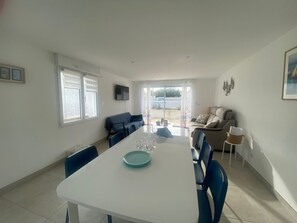 Interior - New Downtown House w/ Garden, Parking, WIFI & A/C - 500m to Beach (La Tranche-sur-Mer)