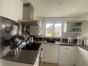 Fridge, microwave, oven, stovetop - New Downtown House w/ Garden, Parking, WIFI & A/C - 500m to Beach (La Tranche-sur-Mer)