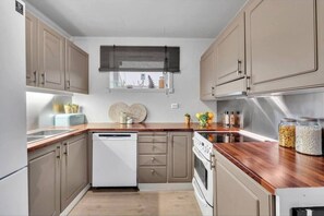 Un four, surface de cuisson, lave-vaisselle