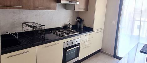 Réfrigérateur, four, plaque de cuisson, cafetiÚre/bouilloire