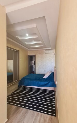 2 室のベッドルーム、旅 行用ベビーベッド、WiFi (無料)、ベッドシーツ