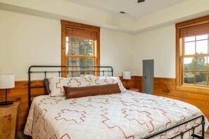 5 bedrooms, iron/ironing board, WiFi, bed sheets