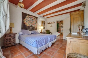 3 chambres, bureau, fer et planche à repasser, lit parapluie