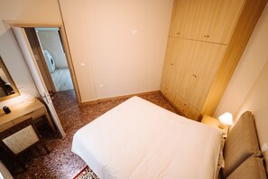 2 bedrooms, desk, iron/ironing board, travel cot