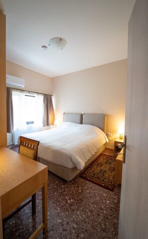 2 chambres, bureau, fer et planche à repasser, lit parapluie