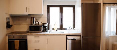 冰箱、微波炉、烤箱、炉灶