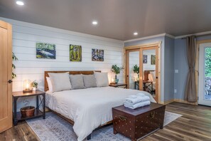 4 bedrooms, iron/ironing board, WiFi, bed sheets - Yosemite Creekside Retreat with spa/games/EV Charger and more (Oakhurst)