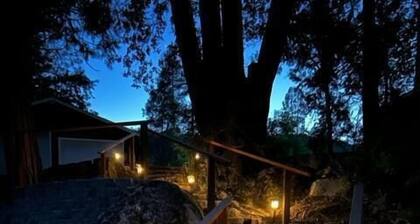 Yosemite Creekside Retreat with spa/games/EV Charger and more