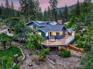 Exterior - Yosemite Creekside Retreat with spa/games/EV Charger and more (Oakhurst)