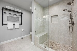 Combined shower/tub, hair dryer, towels