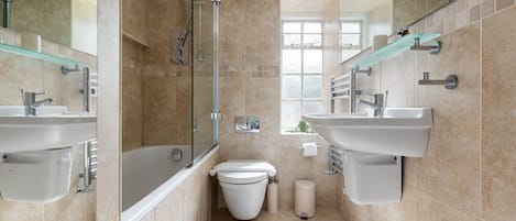 Appartement | Salle de bain | Articles de toilette (gratuits), séchoir à cheveux, serviettes fournies