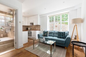 Apartamento | Área de estar | TV 37 polegadas com canais a cabo, Netflix, serviços de streaming