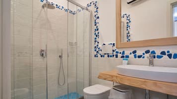 Doccia, soffione a pioggia, asciugacapelli, bidet