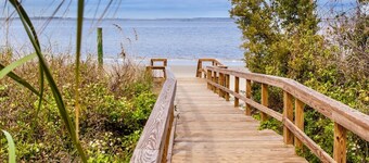 Breezy Palms on the Bay! Dolphins, Pool, SB&RC Beachfront Condos
