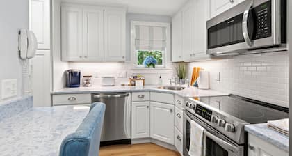 Shore Cottage - Coastal gem, a traveler favorite! Outdoor patio, central AC.