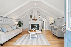 Smart TV, fireplace - Shore Cottage - Coastal gem, a traveler favorite! Outdoor patio, central AC. (Gloucester)