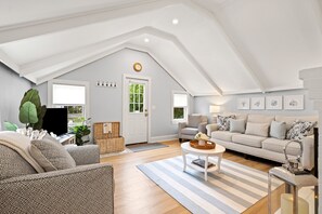 Smart TV, fireplace - Shore Cottage - Coastal gem, a traveler favorite! Outdoor patio, central AC. (Gloucester)